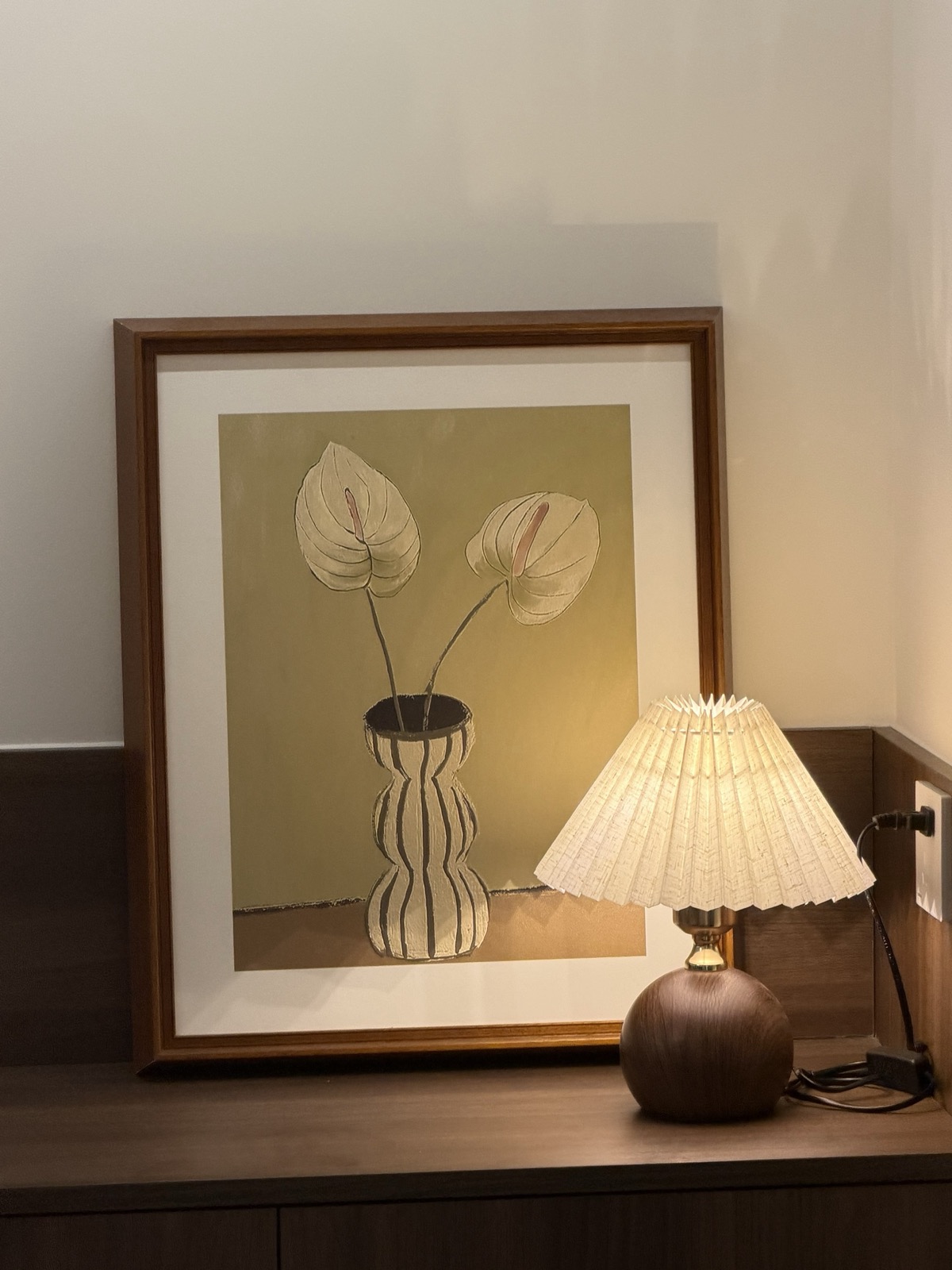 植物装饰画与暖光台灯的局部配画效果