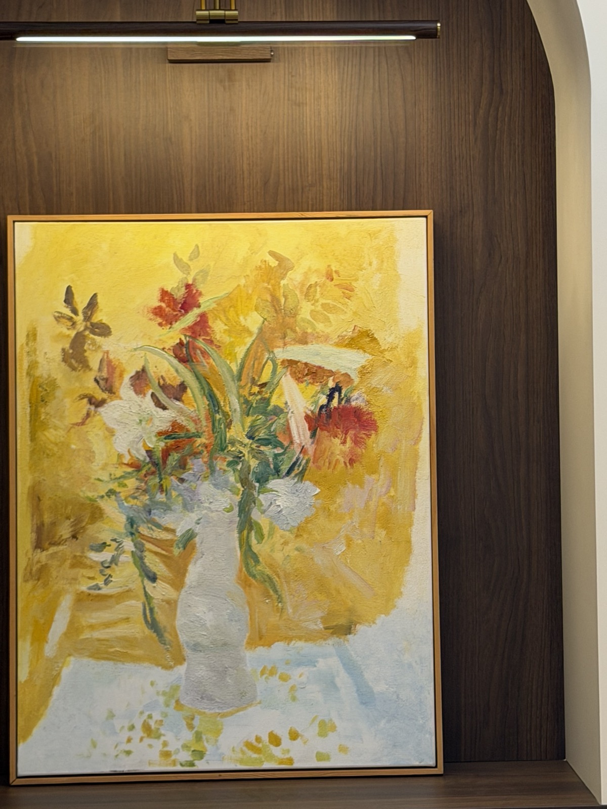 西安奶油风客厅深木色壁龛搭配暖黄色花卉装饰画实景