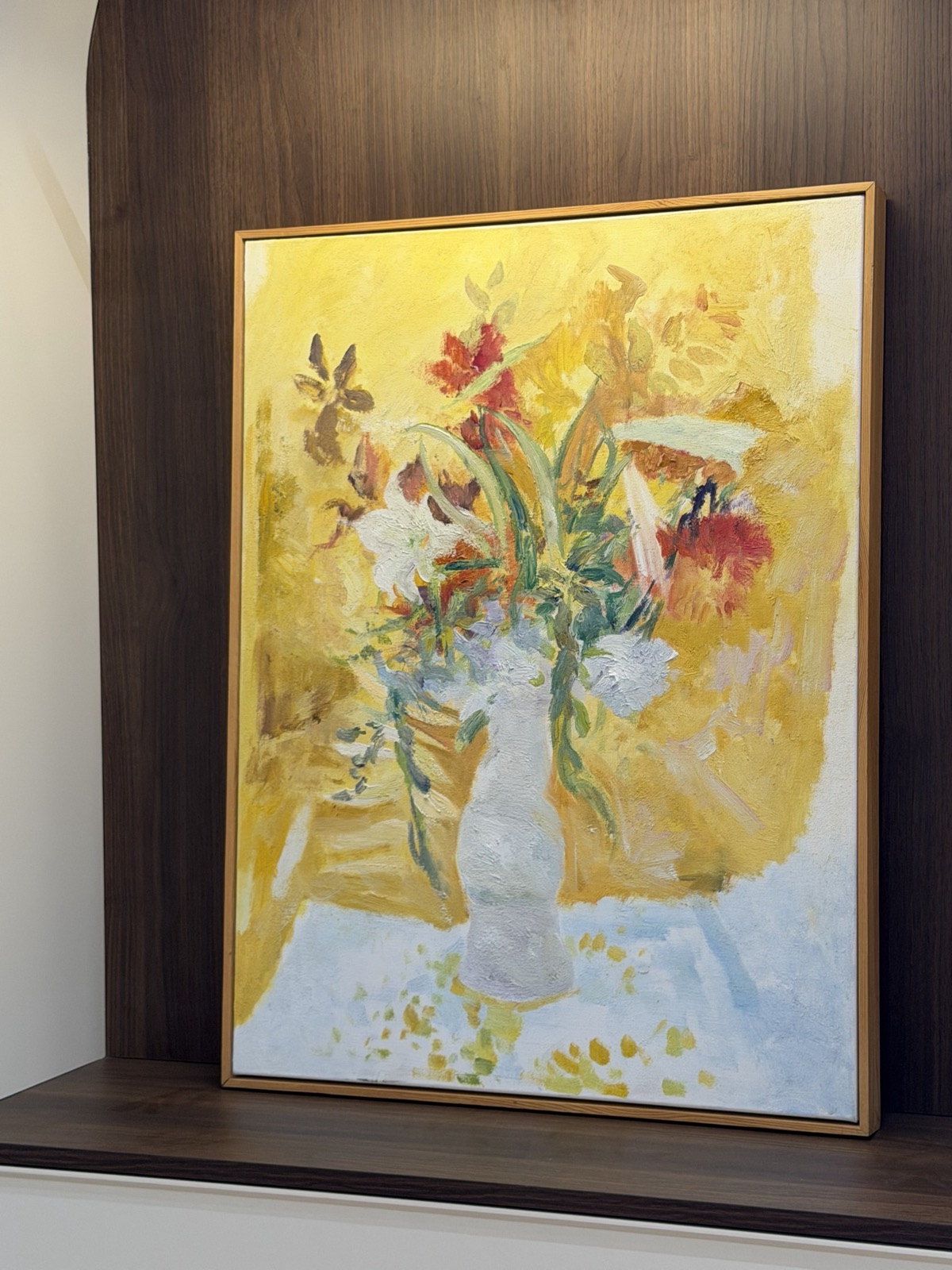 深木色木作壁龛内的暖黄色花卉画正面搭配
