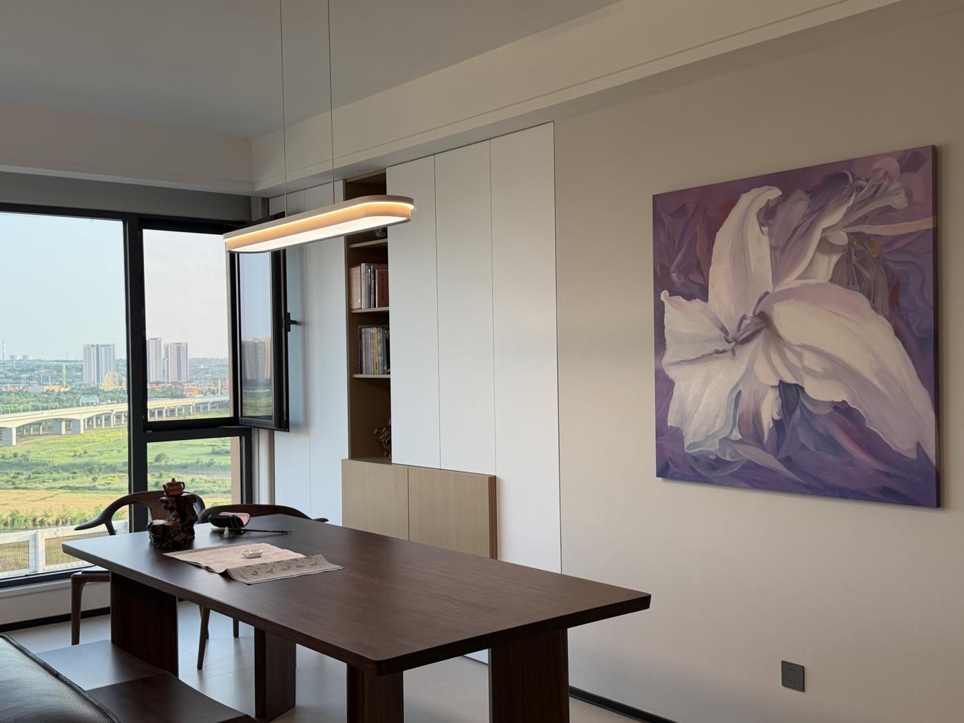 西安手绘油画定制 白百合大幅油画 餐厅装饰画客户实景 意风画廊西咸新区泾河新城