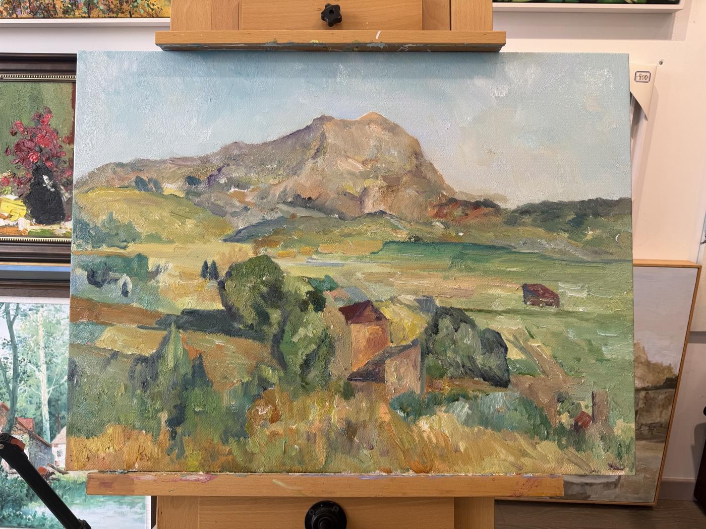 灰绿田地雾蓝天空与少量土橙房屋的手绘田园山野油画