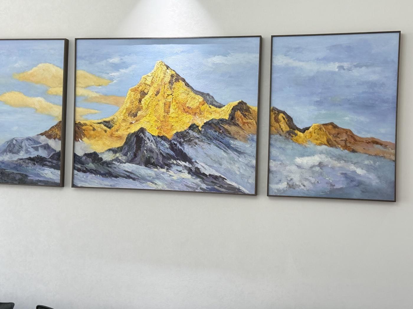灰蓝大色域与金棕山峰适合中古风暖木空间参考的手绘雪山三联油画