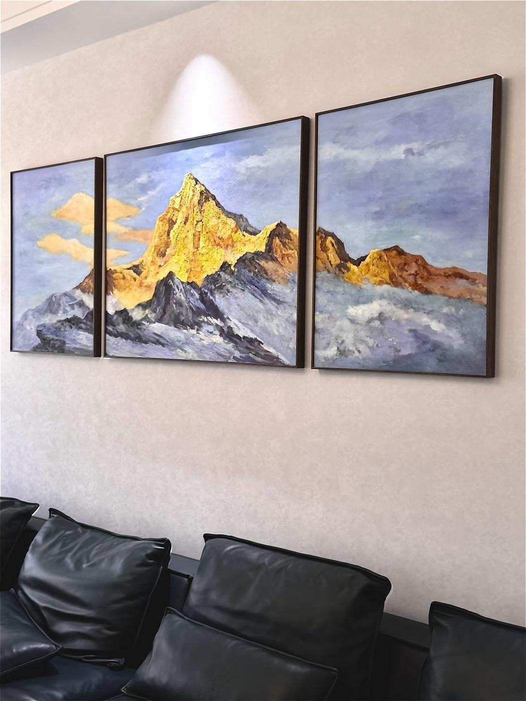 西安手绘油画定制 雪山金顶三联装饰画客厅实景 意风画廊