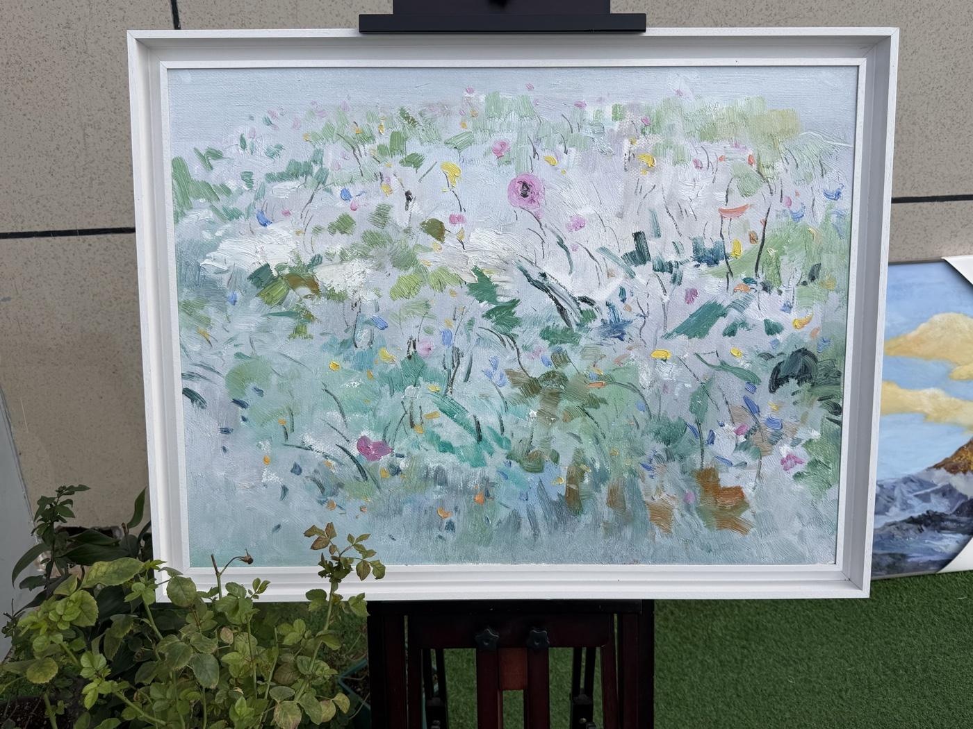 暖白浅灰绿与粉黄蓝点缀的手绘花野油画作品